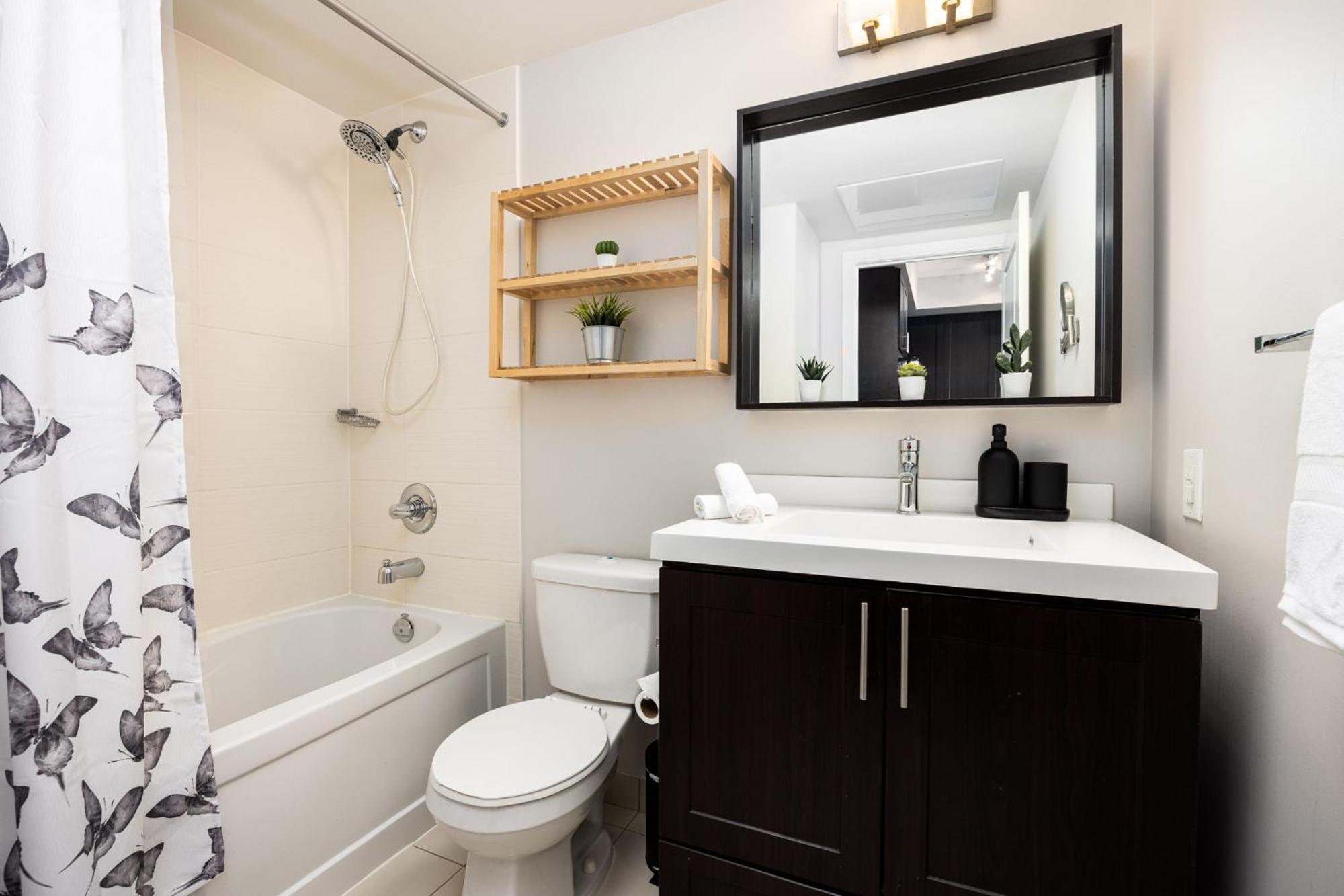 Dwtn Condo Near Cn Tower! W/ Free Parking Toronto Esterno foto